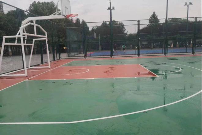 平桥区：这座公园里篮球场翻新啦……
